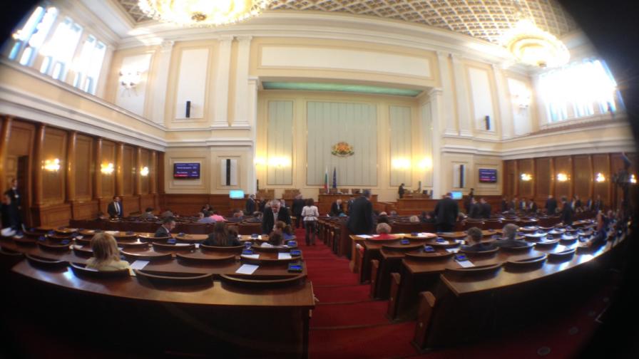 Бурен ден в НС: Нинова е Г-жа 37%, падна таванът за секциите