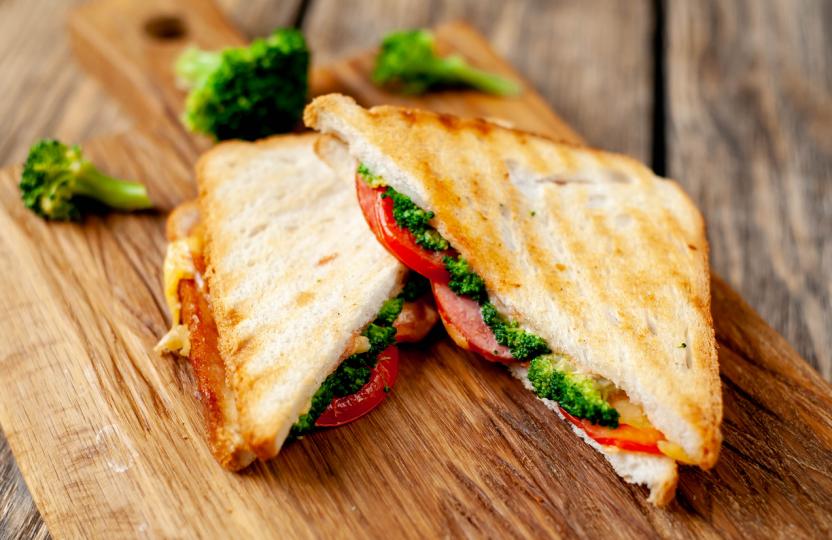 <p><strong>Сандвич с нахут&nbsp;</strong></p>

<p>Продукти -&nbsp;хляб&nbsp;- 2 филии / салата&nbsp;- 1 листо / домати&nbsp;- 3 кръгчета / нахут&nbsp;- 1/2 ч.ч. сух / пиперки&nbsp;- 1 бр. / моркови&nbsp;- 1 бр. / зелен лук&nbsp;- 1 стрък / магданоз&nbsp;- 1/4 връзка / копър&nbsp;- 1/4 връзка / сусамов тахан&nbsp;- 3 с.л. / оцет&nbsp;- 1 с.л. / горчица&nbsp;- 1 ч.л. / вода&nbsp;- 5 с.л. / чесън&nbsp;- на прах / черен пипер / сол</p>

<p>Приготвяне -&nbsp;Нахутът се накисва&nbsp;от предната вечер. На другия ден се сварява, но повече от обикновено, зърната да се разпукат и да са доста по-меки. Когато е готов, се сваля от котлона, изплаква се, изцежда се и се оставя настрана да поизстине. След като поизстине, се намачква с вилица или с уред за намачкване на картофи. Не е нужно да е на пюре, просто да не са цели зърната. Пиперката, морковът и лукът се нарязват на дребно, а магданозът и копърът се наситняват. Всичко се смесва с нахута. Отделно се смесва&nbsp;сусамовият тахан&nbsp;с оцета и горчицата и се разбърква с водата. Прибавят се подправките и се разбърква отново. Сосът се прибавя към нахутената смес и нахутената разядка се разбърква добре. Готовата смес се оставя в хладилника да се охлади и издържа няколко дена. Една идея за&nbsp;сандвич&nbsp;с тази смес е да се вземе една филия хляб и да се сложи върху нея част от сместа. Отгоре се нарежда доматът и след това листото от салатка. Захлупва се с другата&nbsp;филия хляб&nbsp;и така полезният сандвич е готов.&nbsp;</p>

<p>&nbsp;</p>