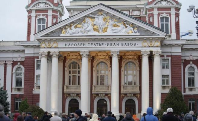 Протест в подкрепа на Александър Морфов пред Народния театър